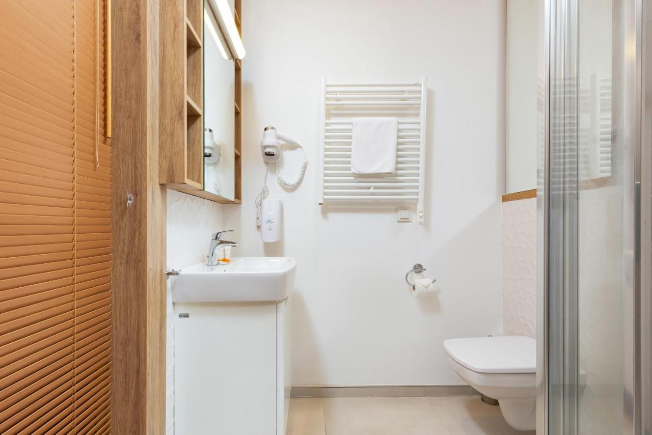 Wolska Residence Apartments With Parking By Noclegi Renters Varsavia Esterno foto