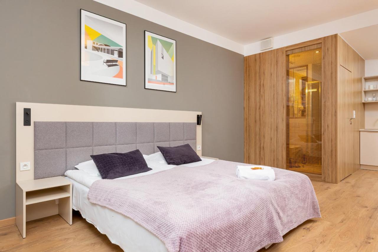 Wolska Residence Apartments With Parking By Noclegi Renters Varsavia Esterno foto