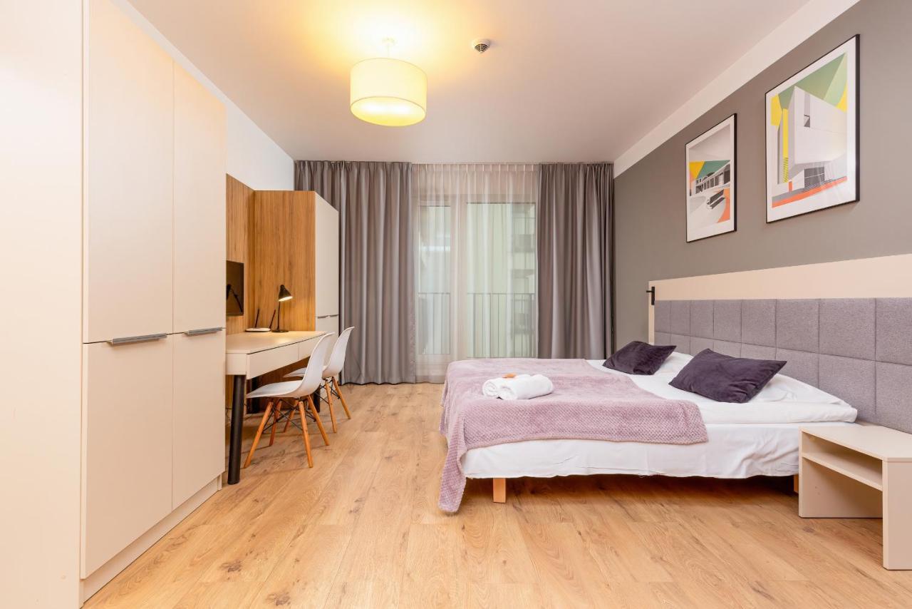 Wolska Residence Apartments With Parking By Noclegi Renters Varsavia Esterno foto