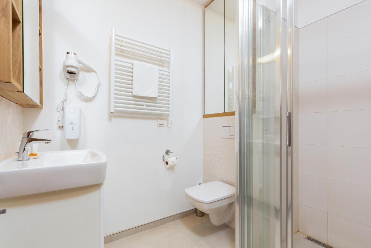 Wolska Residence Apartments With Parking By Noclegi Renters Varsavia Esterno foto
