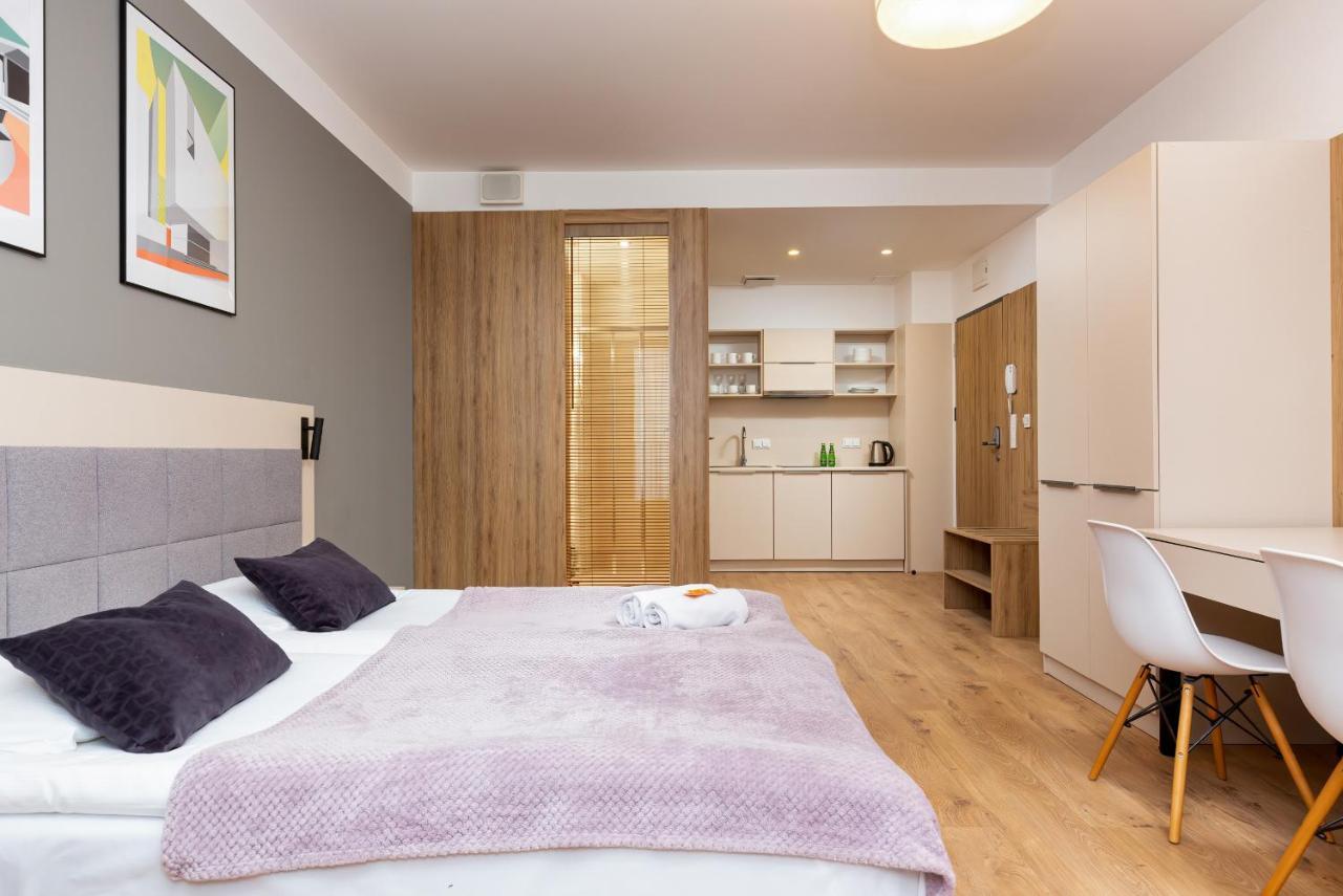 Wolska Residence Apartments With Parking By Noclegi Renters Varsavia Esterno foto