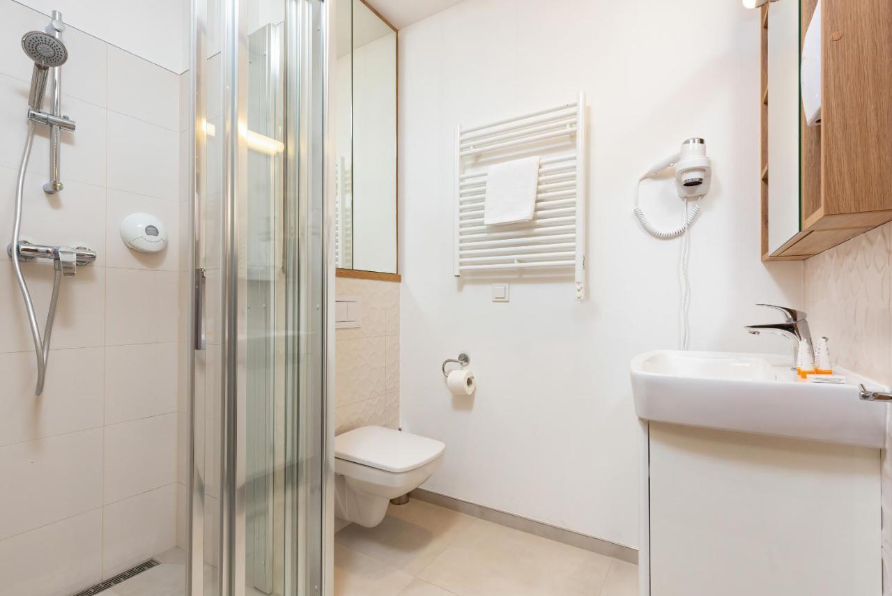 Wolska Residence Apartments With Parking By Noclegi Renters Varsavia Esterno foto
