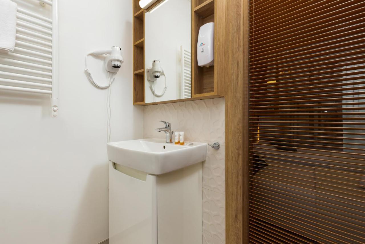 Wolska Residence Apartments With Parking By Noclegi Renters Varsavia Esterno foto