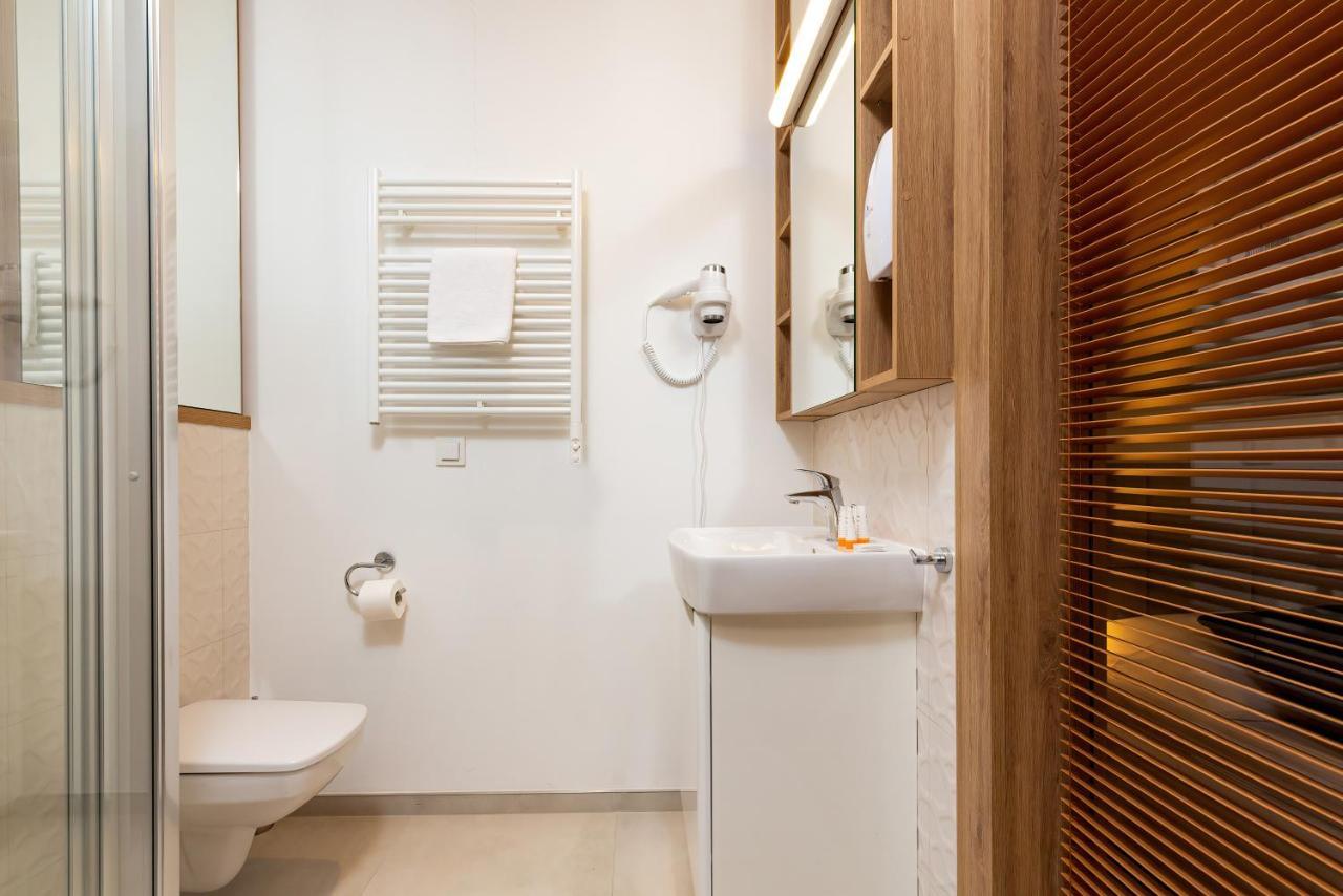 Wolska Residence Apartments With Parking By Noclegi Renters Varsavia Esterno foto
